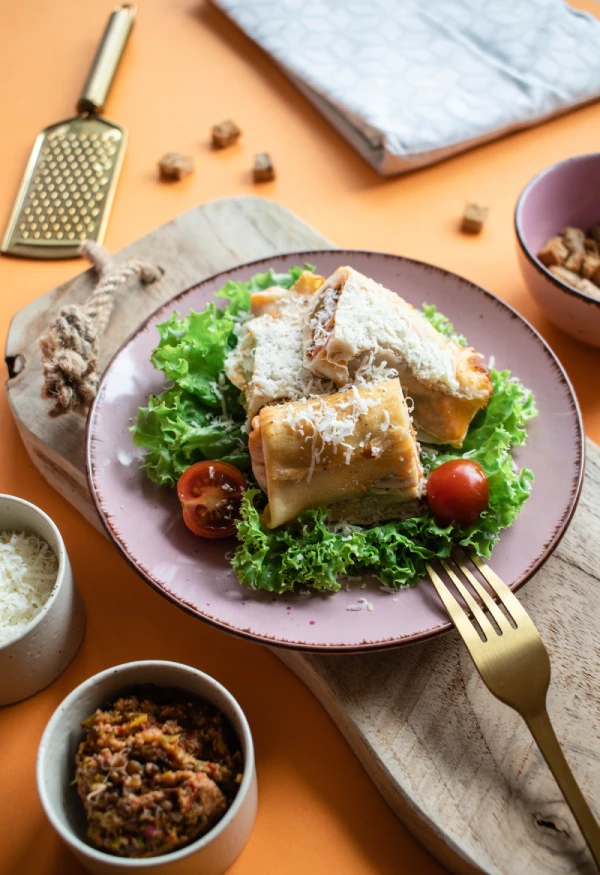 naleśniki po bolońsku ze świeżą bazylią i parmezanem