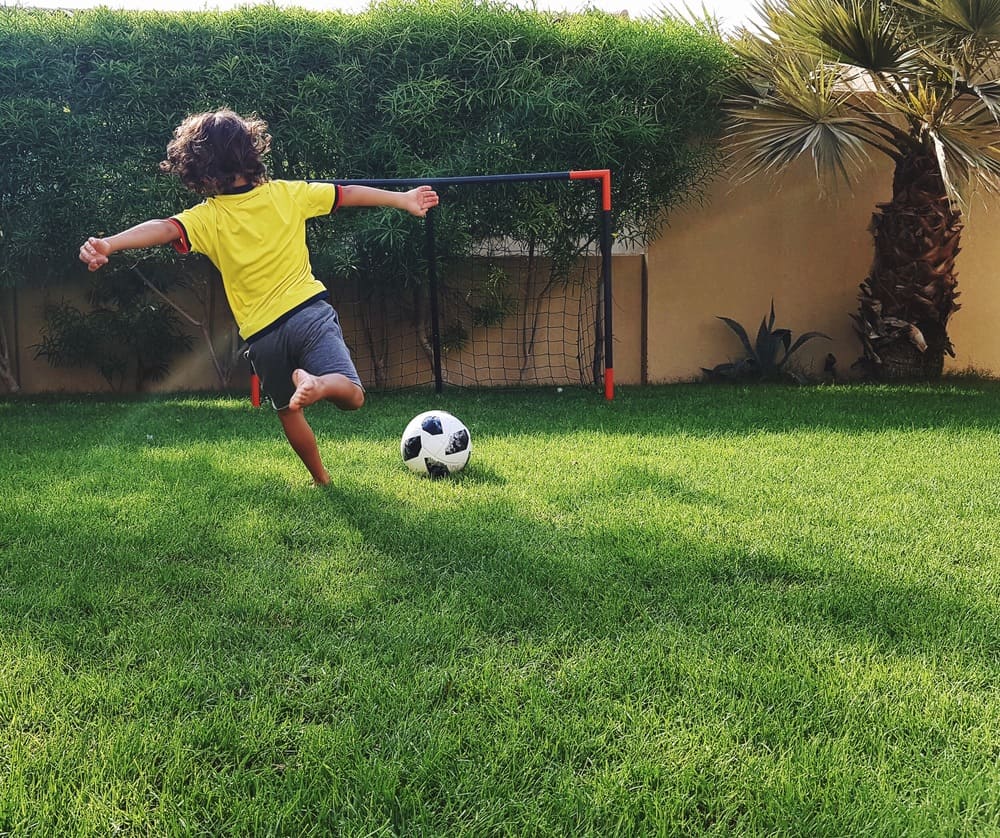 dziecko grające w piłkę nożną