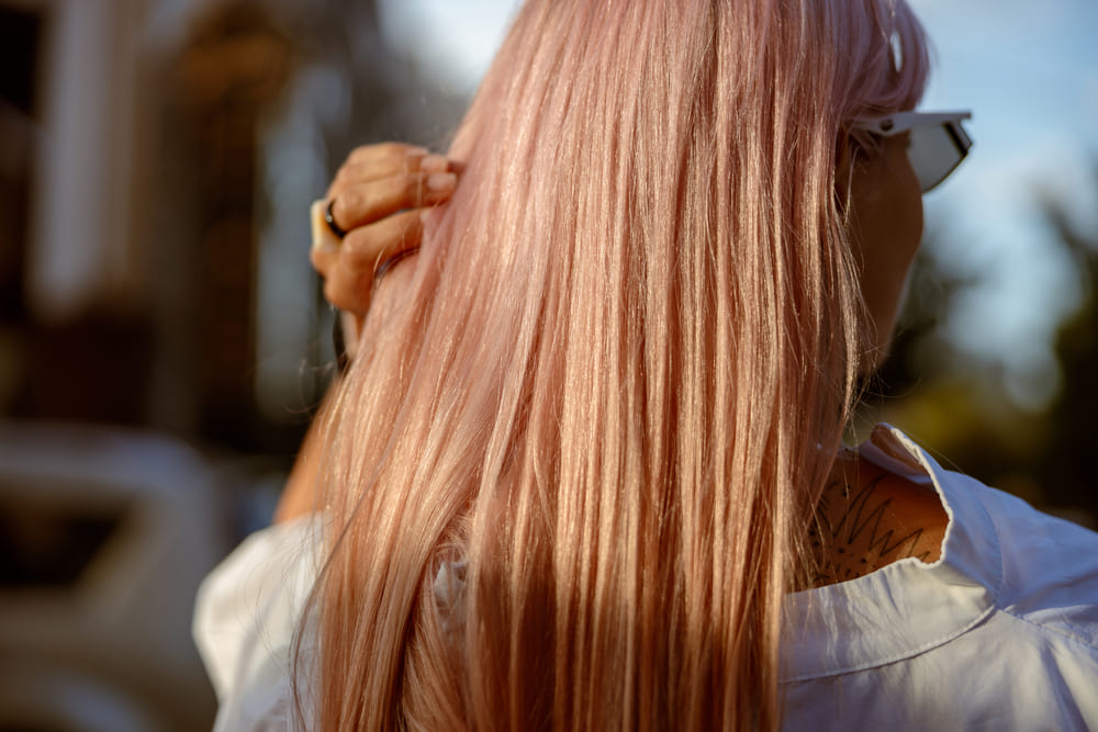 kobieta dotykająca swoje włosy