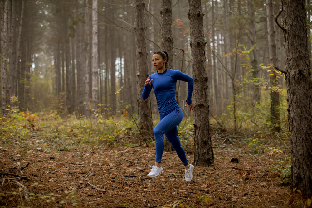 osoba biegająca w czasie jesieni