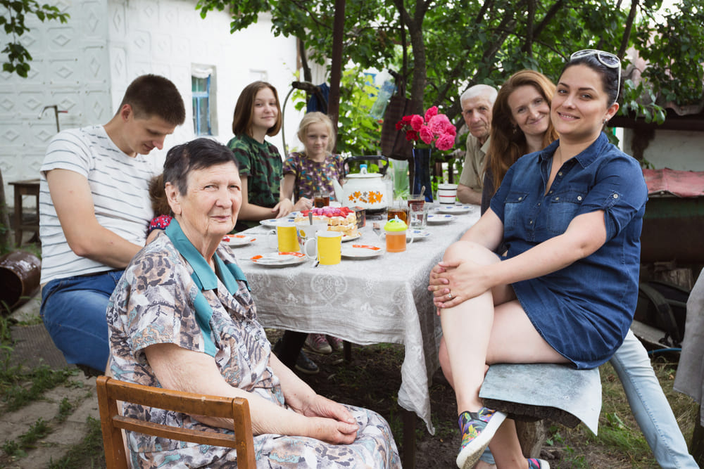 rodzina siedząca przy stole