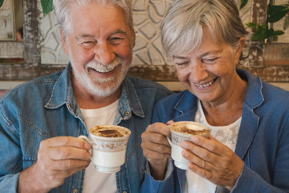 Dziadek i babcia piją kakao