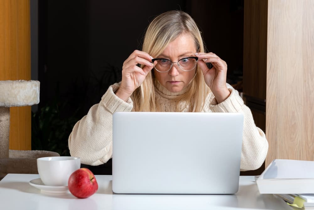 Kobieta szuka w internecie informacji na temat suplementów diety z korzeniem maca. 