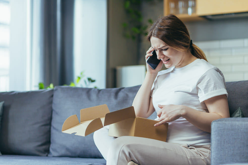 Kobieta zamawia przez telefon dietę pudełkową z Ashwagandhą. 