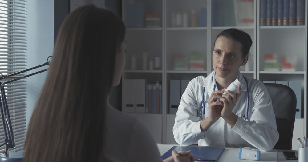 Pacjent rozmawia z lekarzem i pyta się go, czy może stosować np. tabletki z ostropestem plamistym. 
